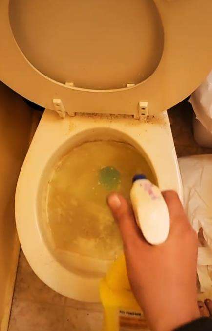 Viral wanita pamer toilet duduk yang selama sebulan belum dibersihkan.