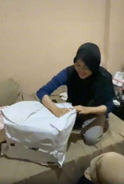 Momen buka kado ulang tahun ternyata zonk.
