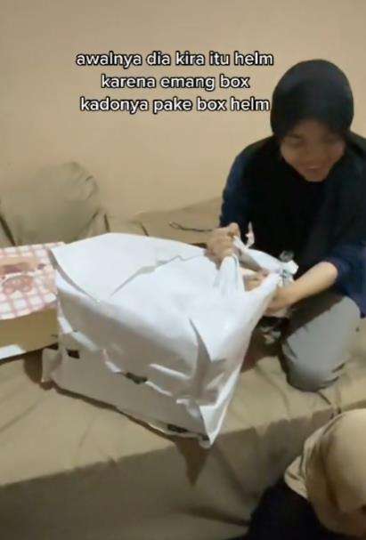 Momen buka kado ulang tahun ternyata zonk.