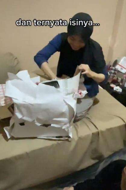 Momen buka kado ulang tahun ternyata zonk.
