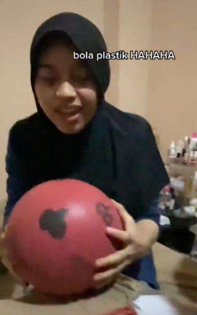 Momen buka kado ulang tahun ternyata zonk.