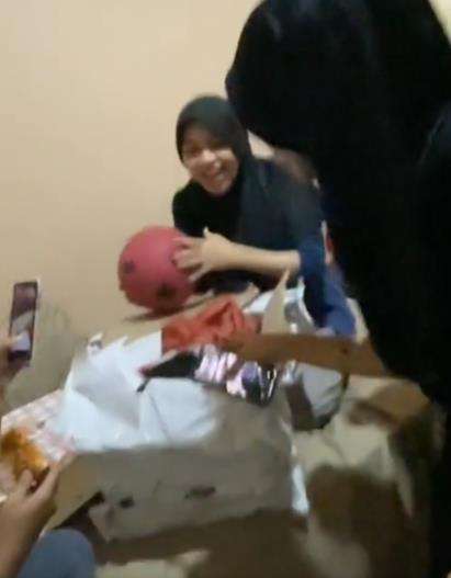 Momen buka kado ulang tahun ternyata zonk.