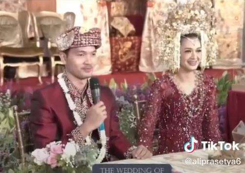 Momen kocak pengantin pria lupa saat ditanya sudah punya istri atau belum.
