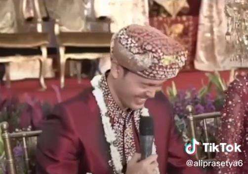 Momen kocak pengantin pria lupa saat ditanya sudah punya istri atau belum.
