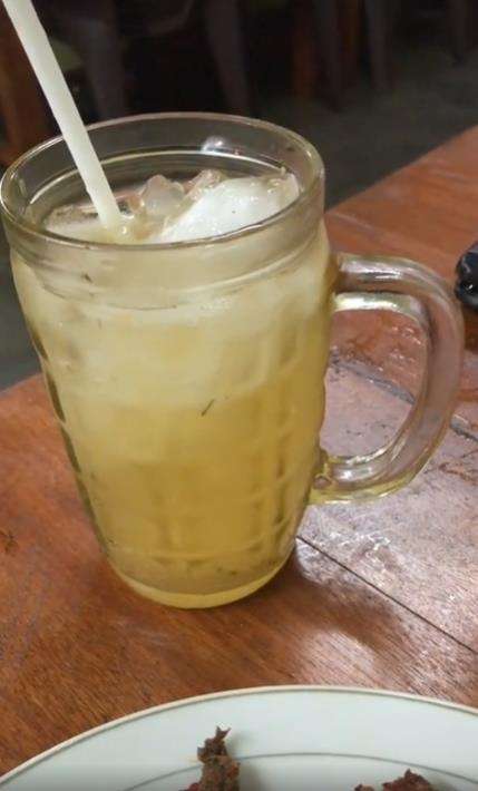 Beli es jeruk malah temukan jentik di dasar gelas.