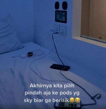 Menginap di hotel kapsul.