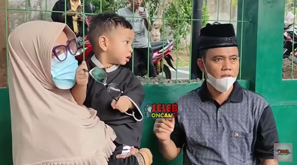 Faisal bersama istri dan Gala Sky