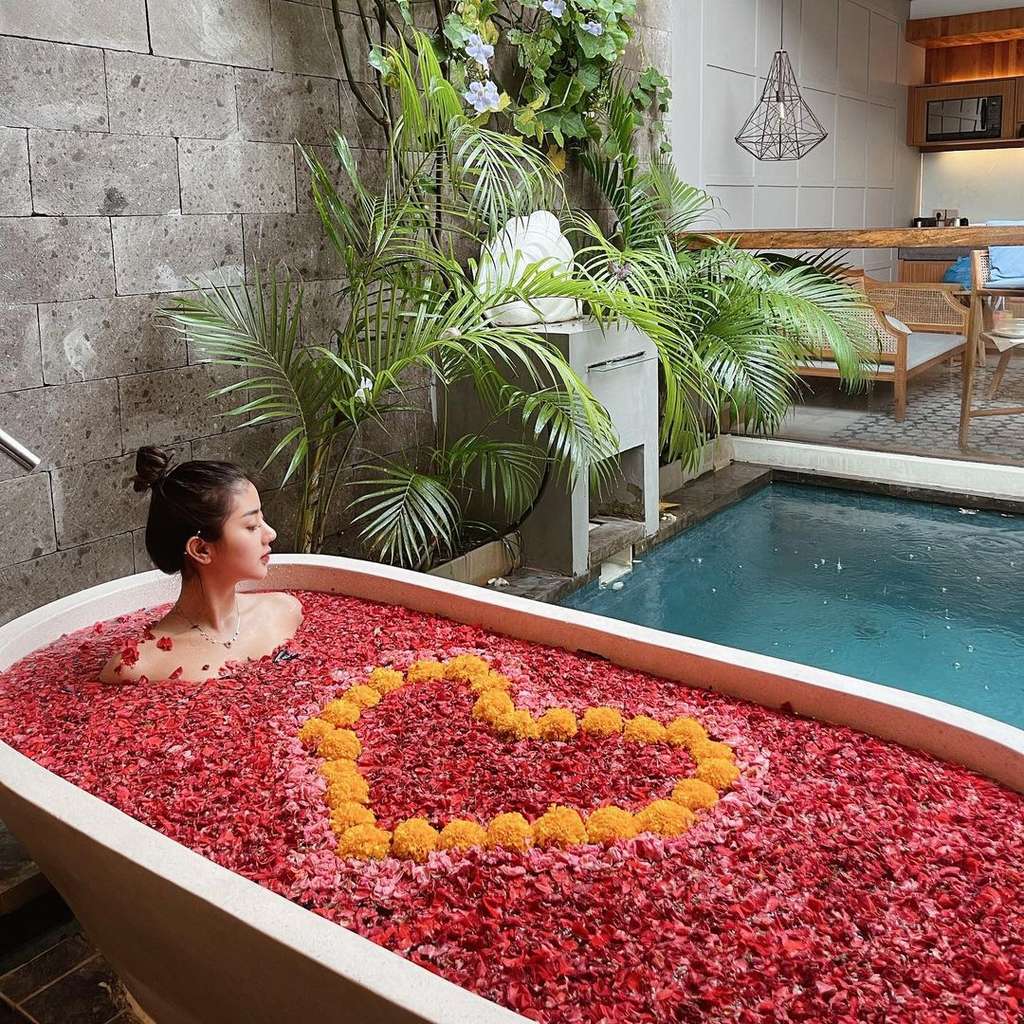 Ghea Youbi berendam di bathtub penuh bunga