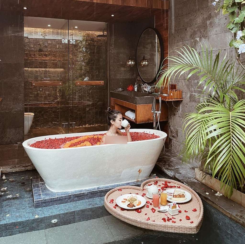 Ghea Youbi berendam di bathtub penuh bunga