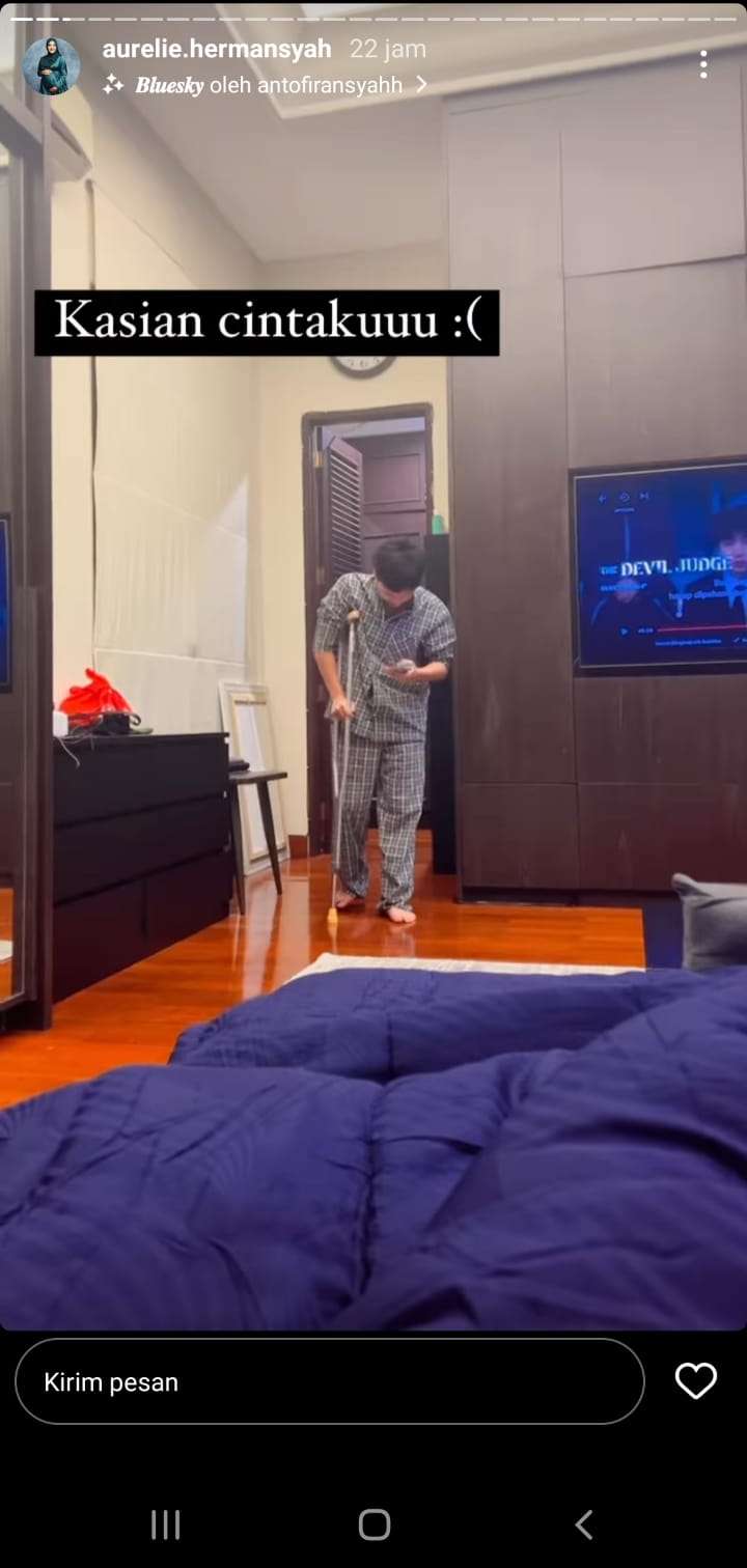 Atta Halilintar pakai tongkat