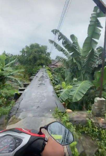 Diajak lewat jembatan 'penghubung ke dimensi lain'.