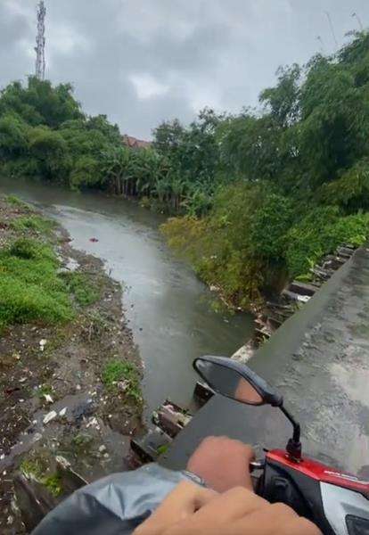 Diajak lewat jembatan 'penghubung ke dimensi lain'.