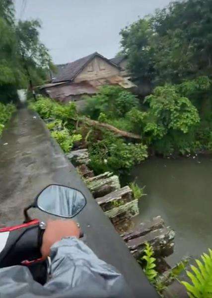 Diajak lewat jembatan 'penghubung ke dimensi lain'.