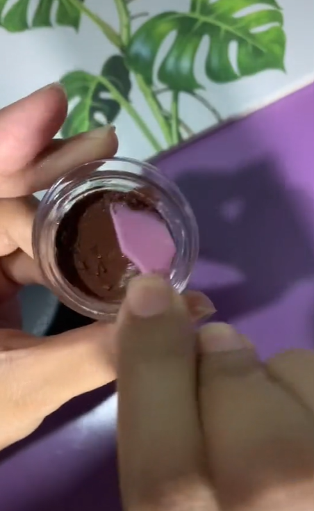 Mengaduk dan Meratakan Produk