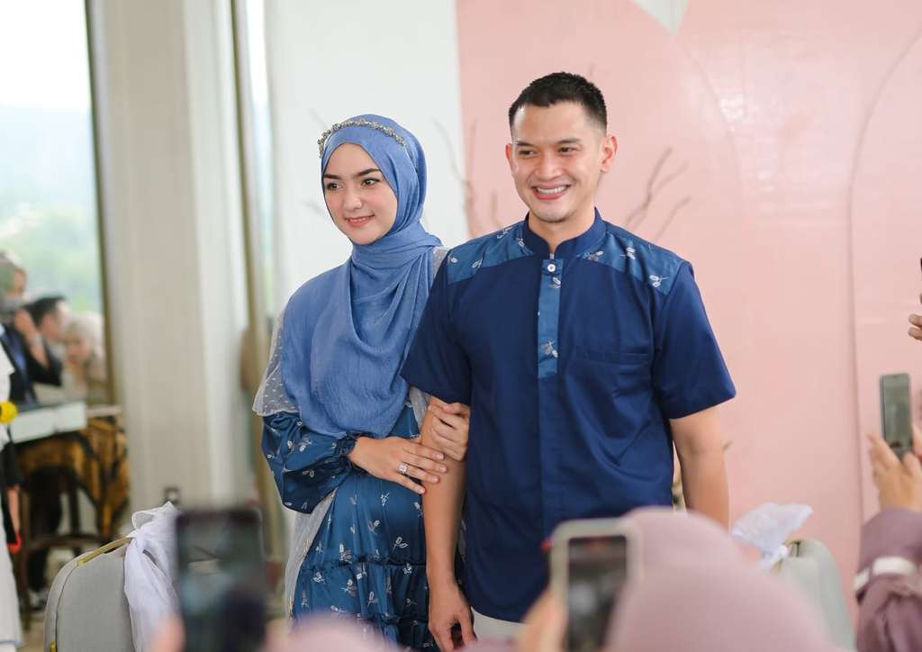 Citra Kirana dan Rezky Aditya Kenakan Koleksi Amily Hijab