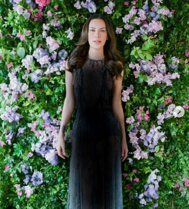 Sophia Latjuba Kenakan Gaun Transparan