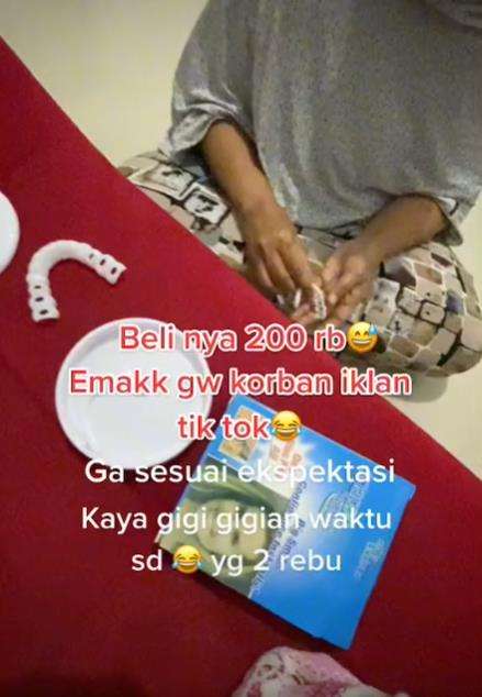 Mau ngakak tapi kasihan, emak-emak jadi korban iklan gigi palsu di TikTok.