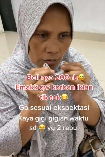 Mau ngakak tapi kasihan, emak-emak jadi korban iklan gigi palsu di TikTok.