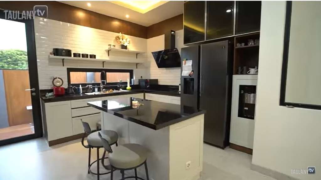 Penampakan dapur rumah Surya