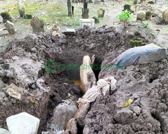 Kondisi makam rusak dan berantakan.