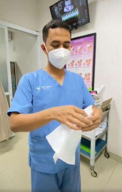 Enaknya periksa dokter kandungan yang ternyata suami sendiri.