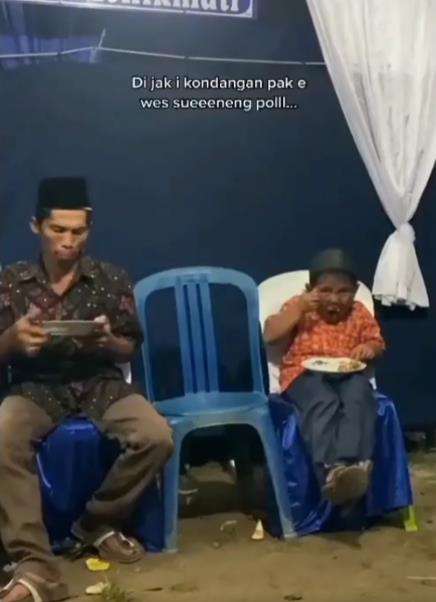 Bocah terlihat lahap saat makan di kondangan bikin ngakak.