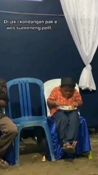 Bocah terlihat lahap saat makan di kondangan bikin ngakak.