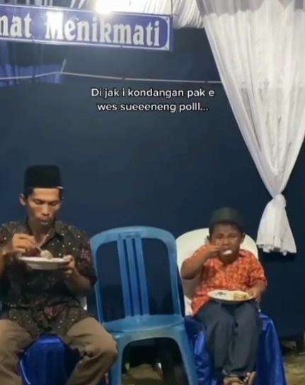 Bocah terlihat lahap saat makan di kondangan bikin ngakak.