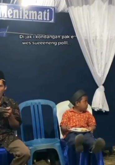 Bocah terlihat lahap saat makan di kondangan bikin ngakak.