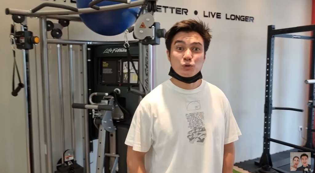 Baim Wong beri hadiah buat Panji Petualang Baim Wong beri hadiah buat Panji Petualang