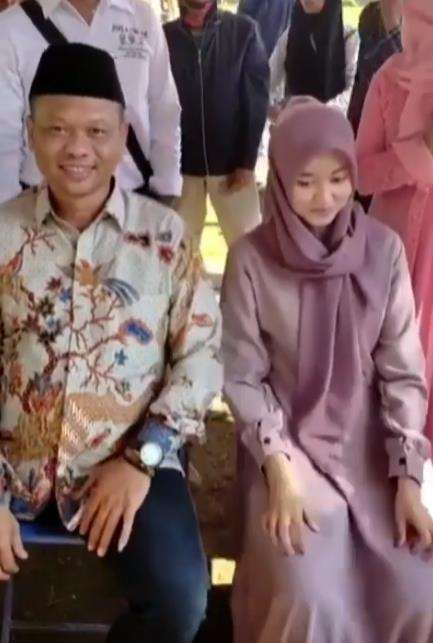 Viral pria paruh baya nikahi gadis belia.