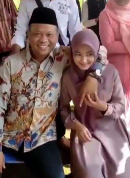 Viral pria paruh baya nikahi gadis belia.