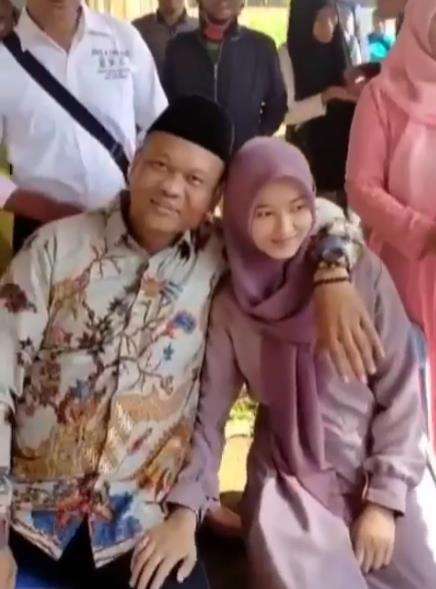 Viral pria paruh baya nikahi gadis belia.