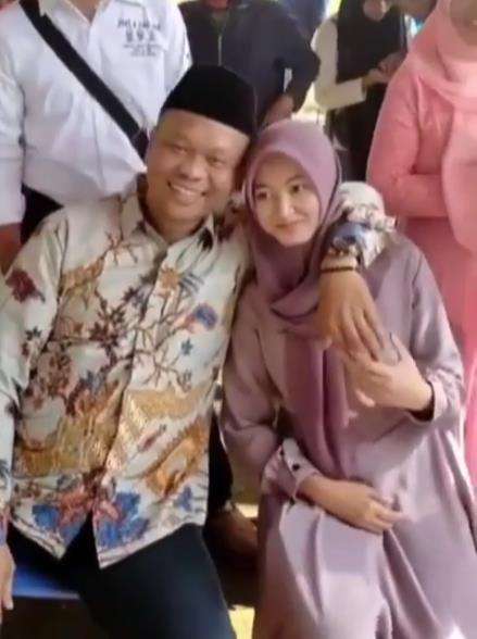 Viral pria paruh baya nikahi gadis belia.