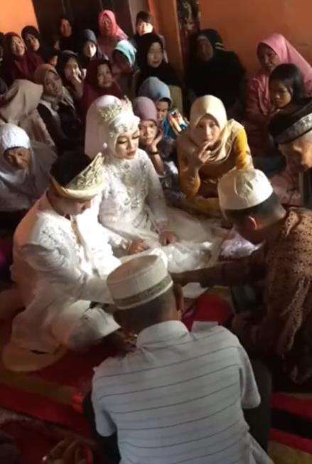 Viral pengantin wanita kena gaplok tamu saat akad nikahnya.