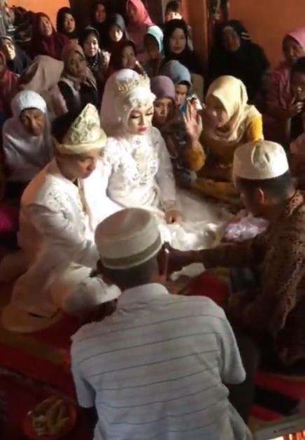 Viral pengantin wanita kena gaplok tamu saat akad nikahnya.
