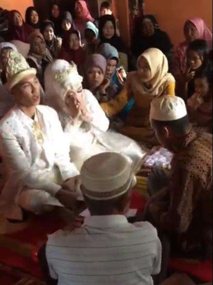 Viral pengantin wanita kena gaplok tamu saat akad nikahnya.