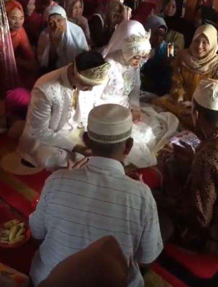 Viral pengantin wanita kena gaplok tamu saat akad nikahnya.