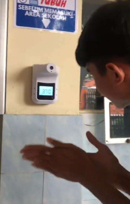 Ulah iseng pelajar akali alat pengukur suhu tubuh bikin sekolah panik.