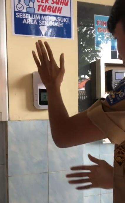 Ulah iseng pelajar akali alat pengukur suhu tubuh bikin sekolah panik.