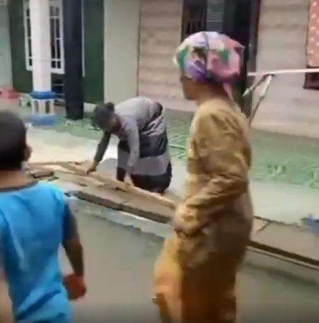 Viral emak-emak tak rela teras rumah buat nongkrong saat hajatan.