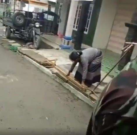 Viral emak-emak tak rela teras rumah buat nongkrong saat hajatan.