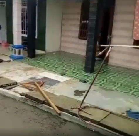 Viral emak-emak tak rela teras rumah buat nongkrong saat hajatan.