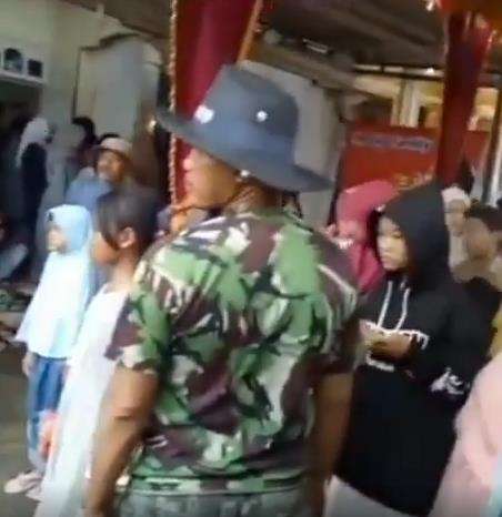 Viral emak-emak tak rela teras rumah buat nongkrong saat hajatan.