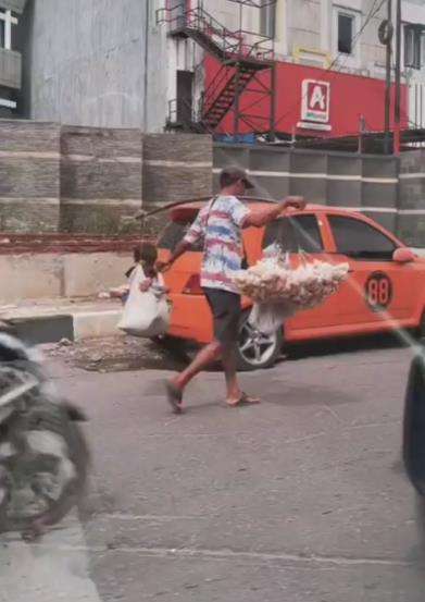 Kasihan, pedagang kerupuk keliling jualan sambil momong anak.