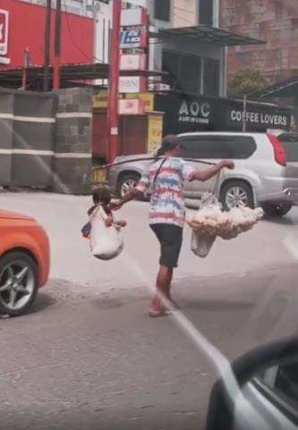 Kasihan, pedagang kerupuk keliling jualan sambil momong anak.