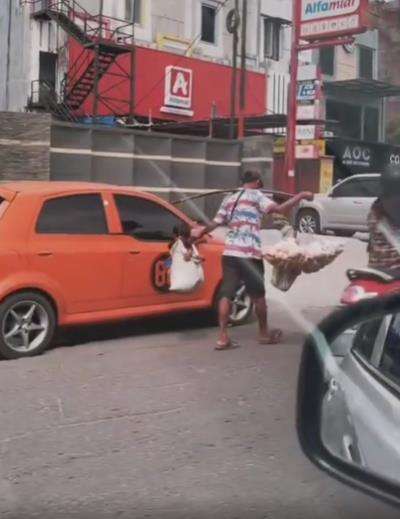 Kasihan, pedagang kerupuk keliling jualan sambil momong anak.