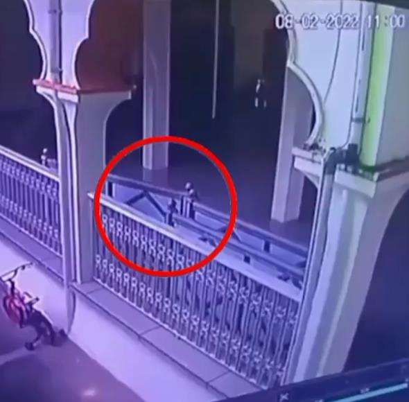 Heboh pembatas shaft sholat masjid di Magelang bergerak sendiri.