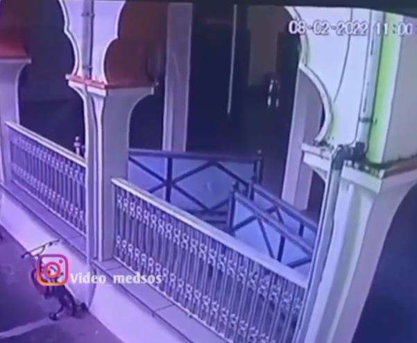 Heboh pembatas shaft sholat masjid di Magelang bergerak sendiri.
