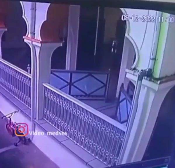 Heboh pembatas shaft sholat masjid di Magelang bergerak sendiri.